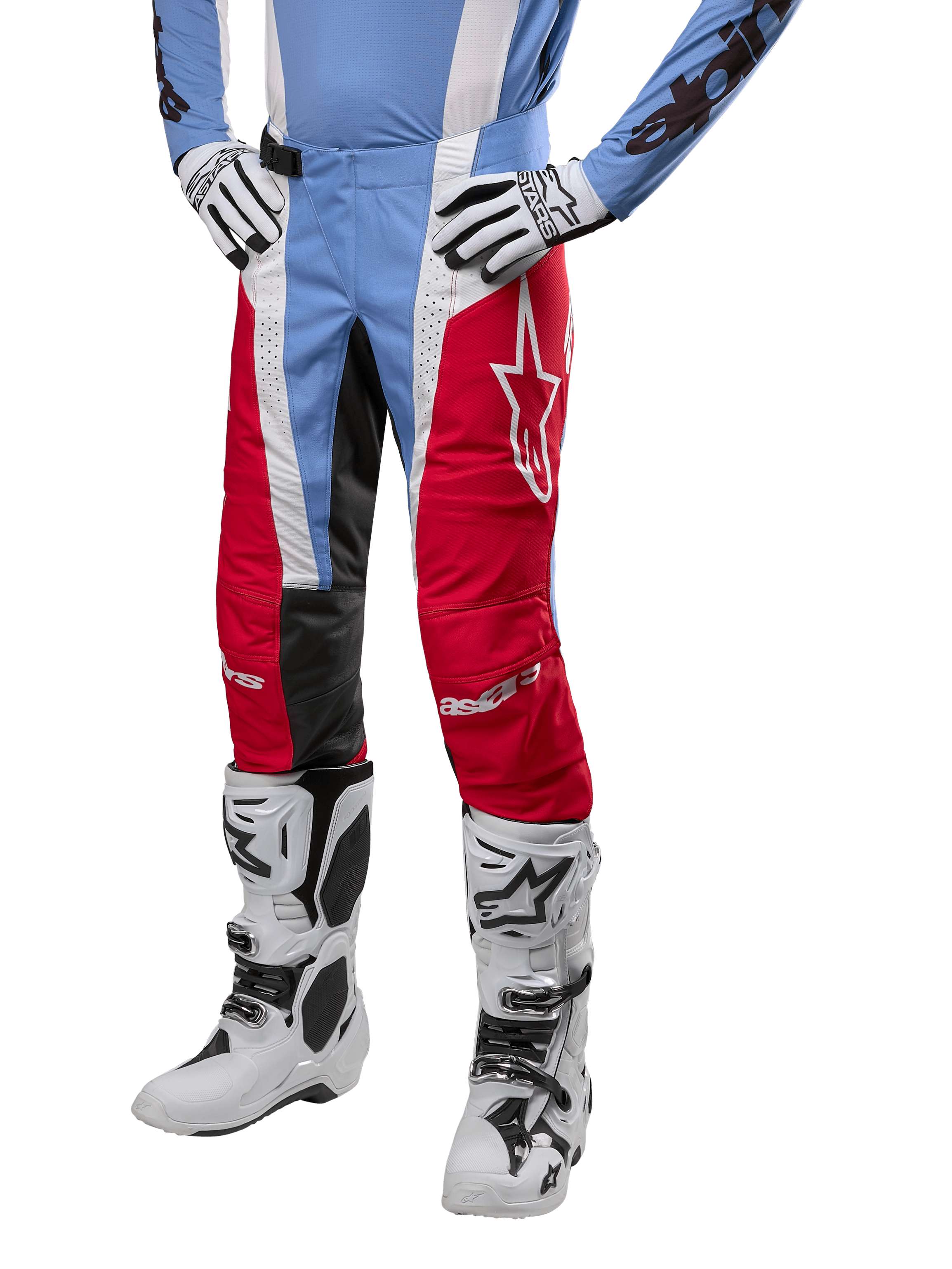 Spodnie Alpinestars Techstar Ocuri 2024, spodnie motocrossowe, jasnoniebieskie, czerwone i białe, noszone z jasnoniebieską bluzą i białymi butami, z logo gwiazdy na udzie i wzmocnionymi kolanami, kompletny strój do wyścigów off-road
