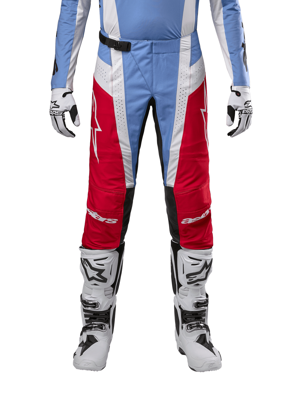 Spodnie Alpinestars Techstar Ocuri 2024, spodnie motocrossowe, jasnoniebieskie, czerwone i białe, widok z przodu od pasa w dół, w zestawieniu z biało-czarnymi butami i rękawicami motocrossowymi, techniczna odzież do wyczynowej jazdy terenowej