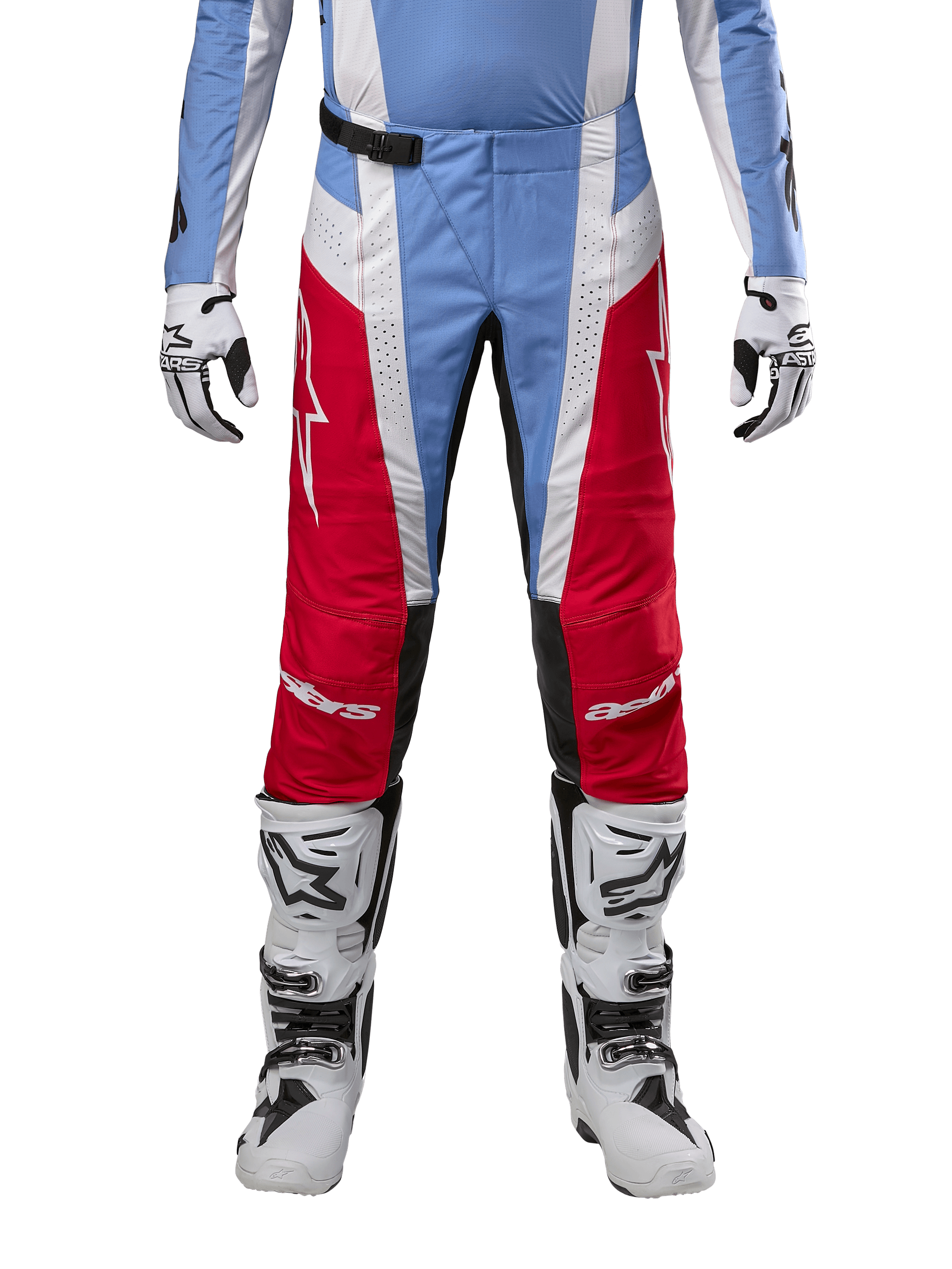 Spodnie Alpinestars Techstar Ocuri 2024, spodnie motocrossowe, jasnoniebieskie, czerwone i białe, widok z przodu od pasa w dół, w zestawieniu z biało-czarnymi butami i rękawicami motocrossowymi, techniczna odzież do wyczynowej jazdy terenowej