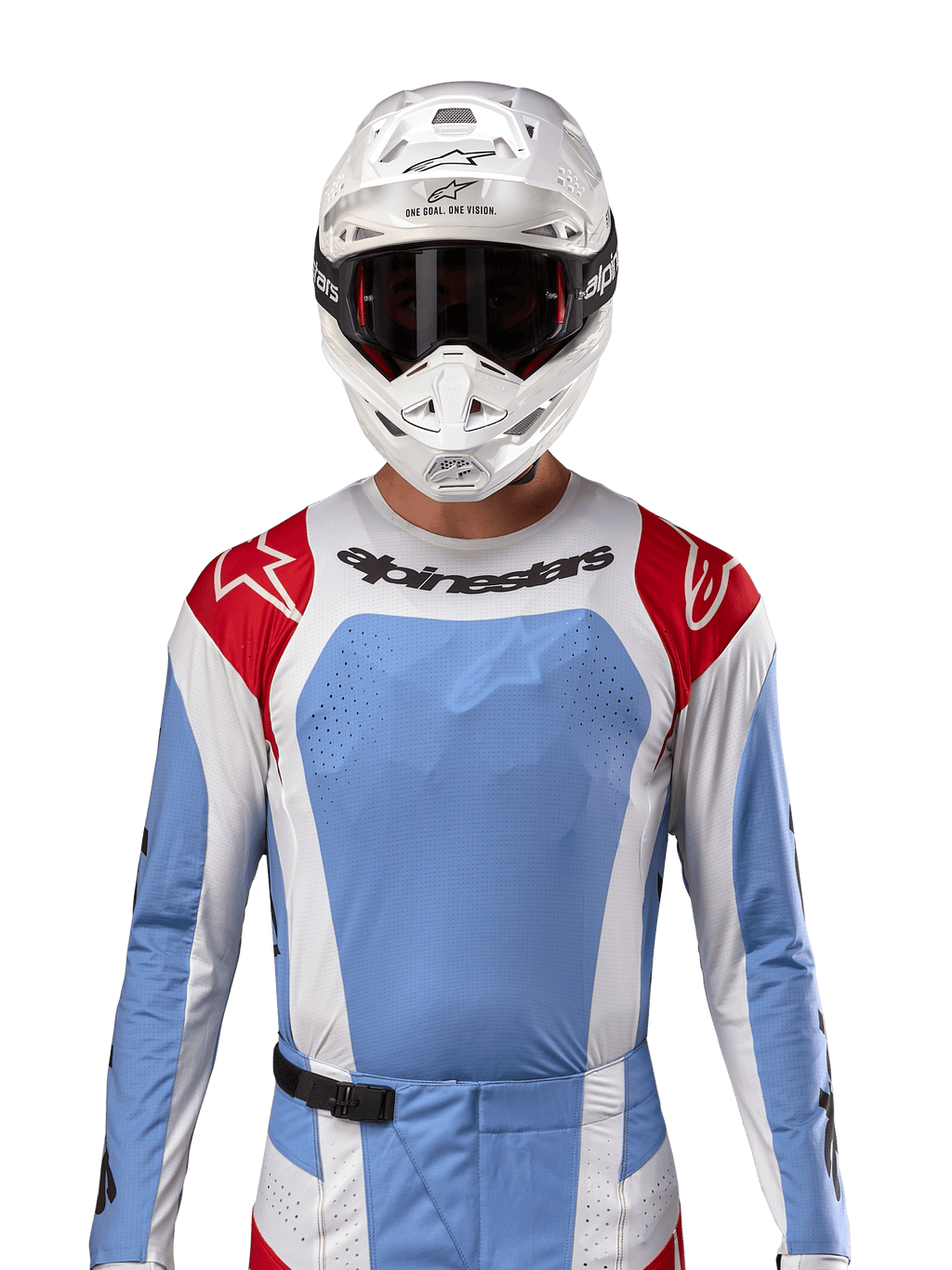 Koszulka Alpinestars 2024 Techstar Ocuri, koszulka do wyścigów motocrossowych, jasnoniebieska, czerwona i biała, widok z przodu z wentylacją wycinaną laserowo i sportowym krojem, noszona z białym kaskiem i goglami, profesjonalny styl off-road
