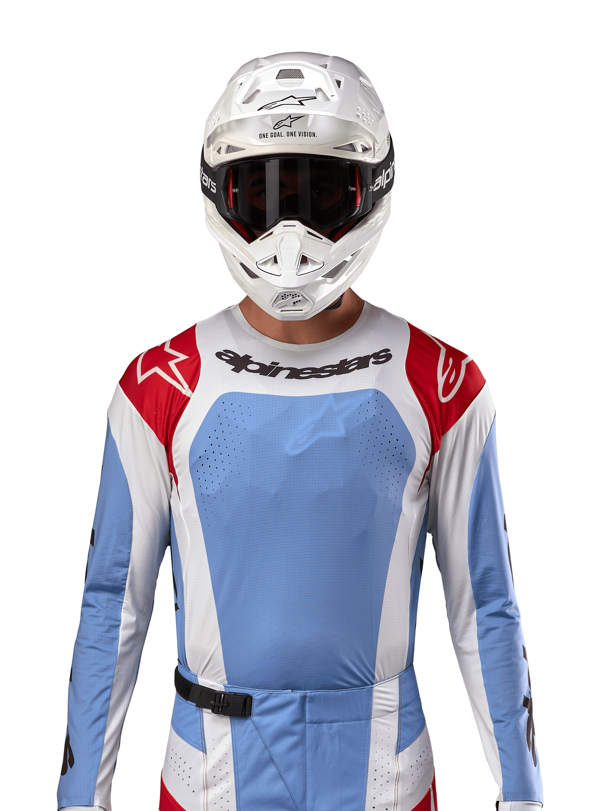 Koszulka Alpinestars 2024 Techstar Ocuri, koszulka do wyścigów motocrossowych, jasnoniebieska, czerwona i biała, widok z przodu z wentylacją wycinaną laserowo i sportowym krojem, noszona z białym kaskiem i goglami, profesjonalny styl off-road
