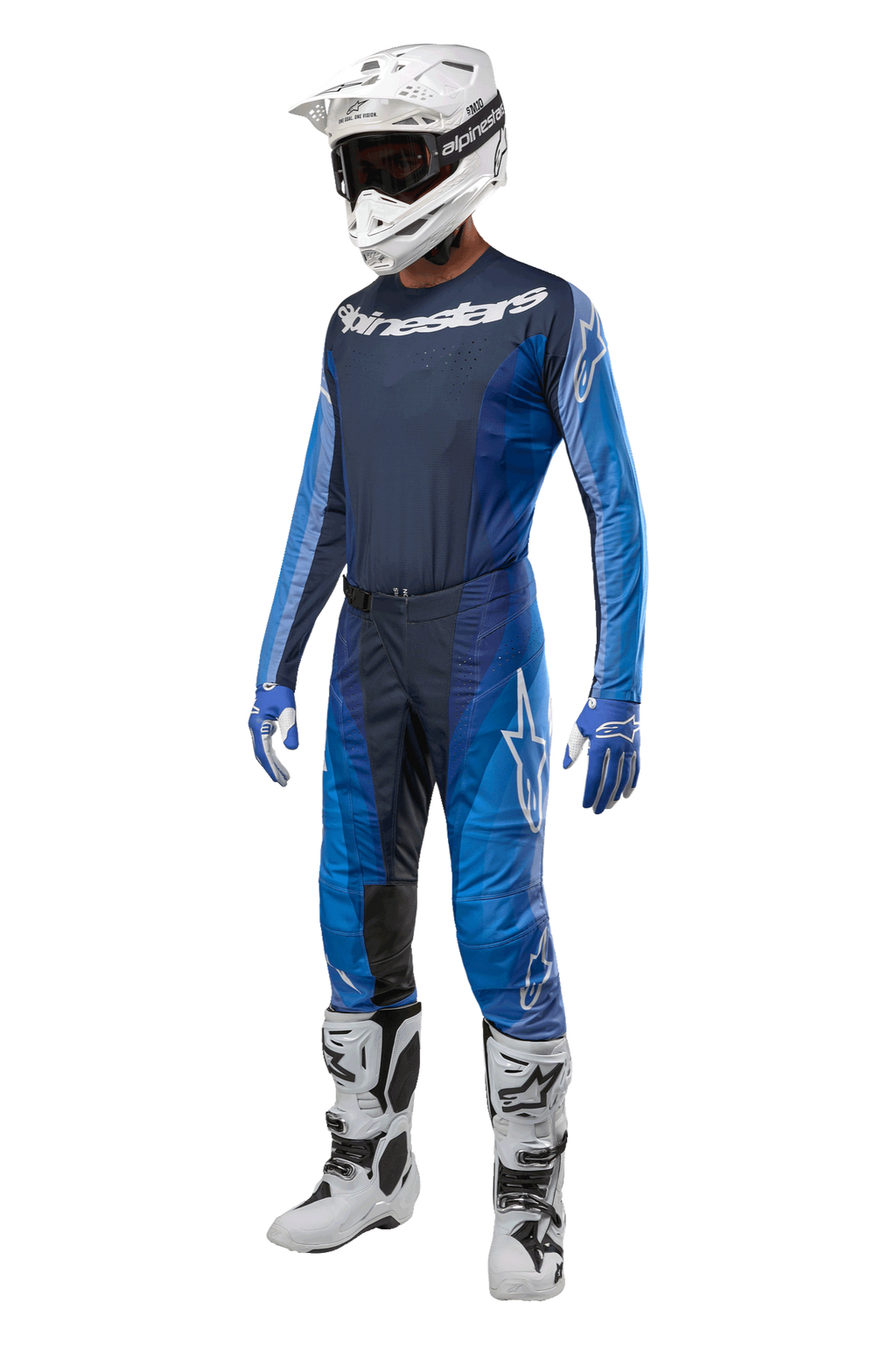 Alpinestars 2024 Techstar Pneuma Pants, spodnie motocrossowe, ciemnogranatowe i jasnoniebieskie, pełny zestaw wyścigowy z dopasowaną koszulką, biały kask z goglami, niebiesko-białe rękawice i białe buty, profesjonalny zestaw odzieży terenowej