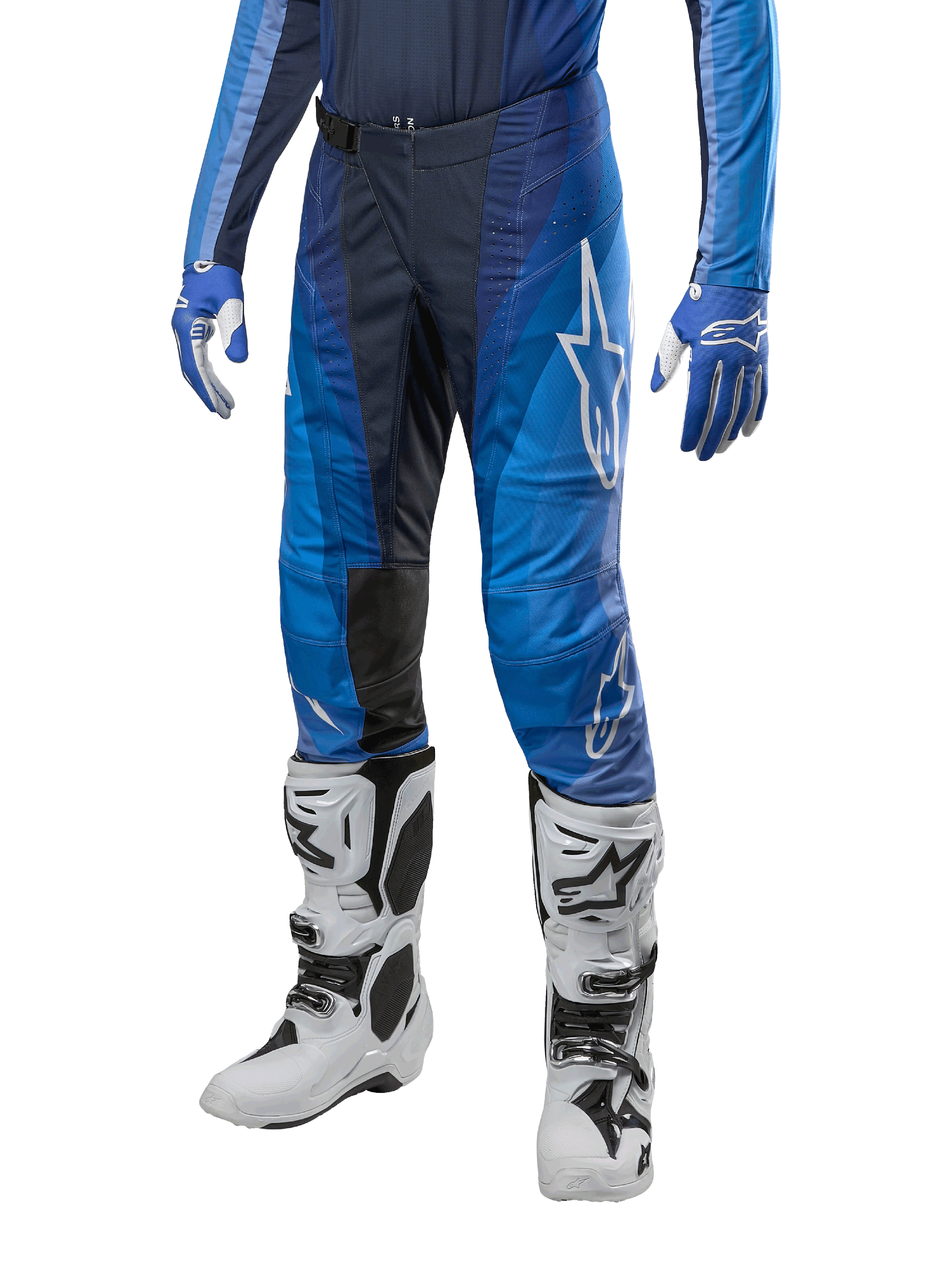 Alpinestars Techstar Pneuma Pants 2024, spodnie motocrossowe, ciemnogranatowy i jasnoniebieski, noszone z pasującą niebieską bluzą i białymi butami, białe logo na udzie, teksturowane strefy przyczepności, smukły sportowy design do wyścigów terenowych