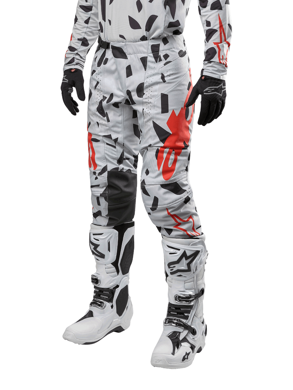 Spodnie Alpinestars Techstar Rantera 2024, spodnie motocrossowe, wzór Haze Gray Camo z czarnym i czerwonym abstrakcyjnym motywem, zestawione z pasującą koszulką, czarnymi rękawicami i białymi butami motocrossowymi, zaprojektowane do wyczynowej jazdy off-road