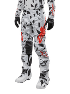 Spodnie Alpinestars Techstar Rantera 2024, spodnie motocrossowe, wzór Haze Gray Camo z czarnym i czerwonym abstrakcyjnym motywem, zestawione z pasującą koszulką, czarnymi rękawicami i białymi butami motocrossowymi, zaprojektowane do wyczynowej jazdy off-road