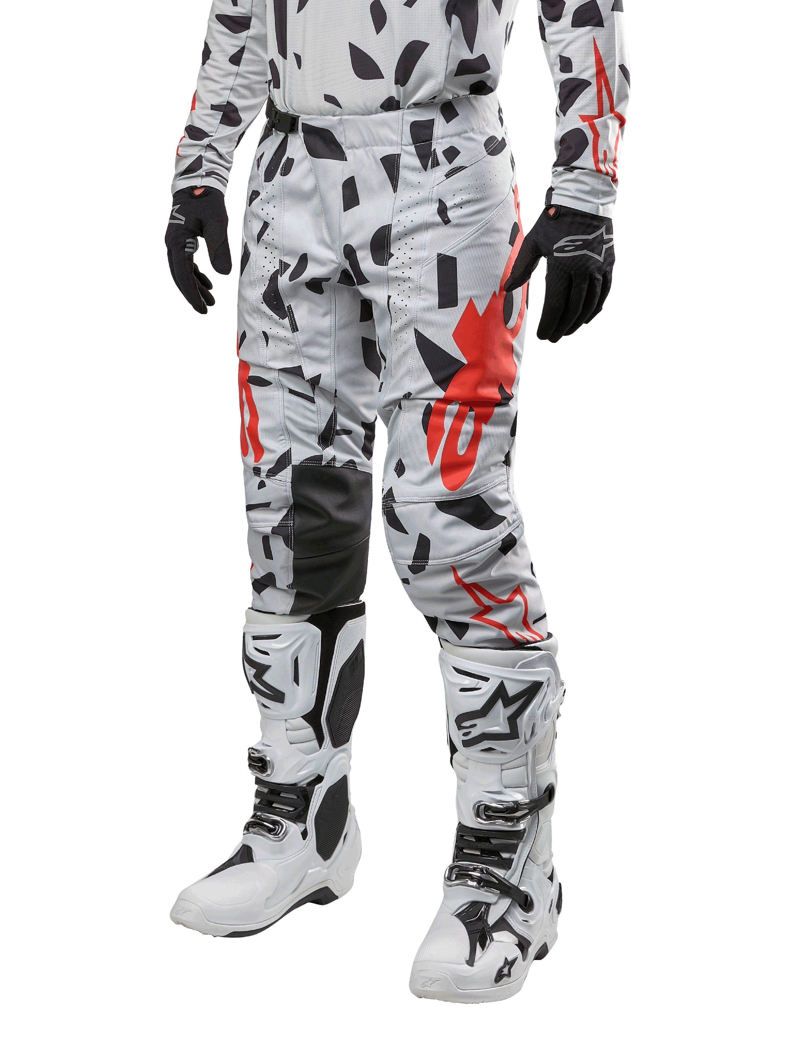 Spodnie Alpinestars Techstar Rantera 2024, spodnie motocrossowe, wzór Haze Gray Camo z czarnym i czerwonym abstrakcyjnym motywem, zestawione z pasującą koszulką, czarnymi rękawicami i białymi butami motocrossowymi, zaprojektowane do wyczynowej jazdy off-road