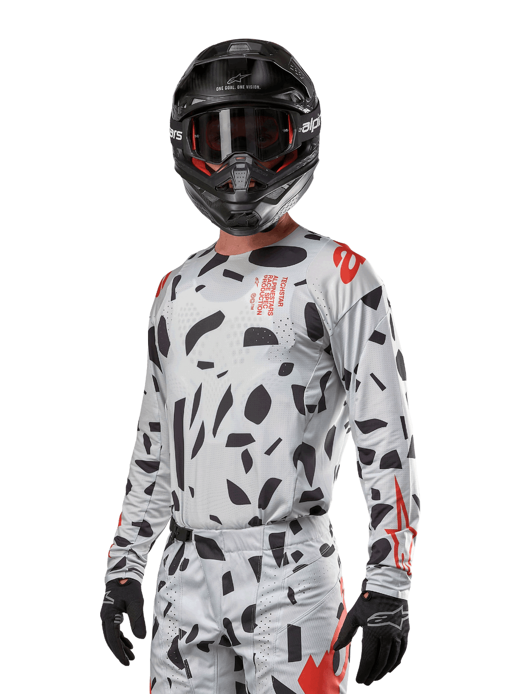 Alpinestars 2024 Techstar Rantera Jersey, koszulka motocrossowa, kolor Haze Gray Camo z czarnymi abstrakcyjnymi wzorami i czerwonymi akcentami, model z długim rękawem noszony z pasującym czarnym kaskiem i rękawicami, techniczna odzież do wyścigów terenowych