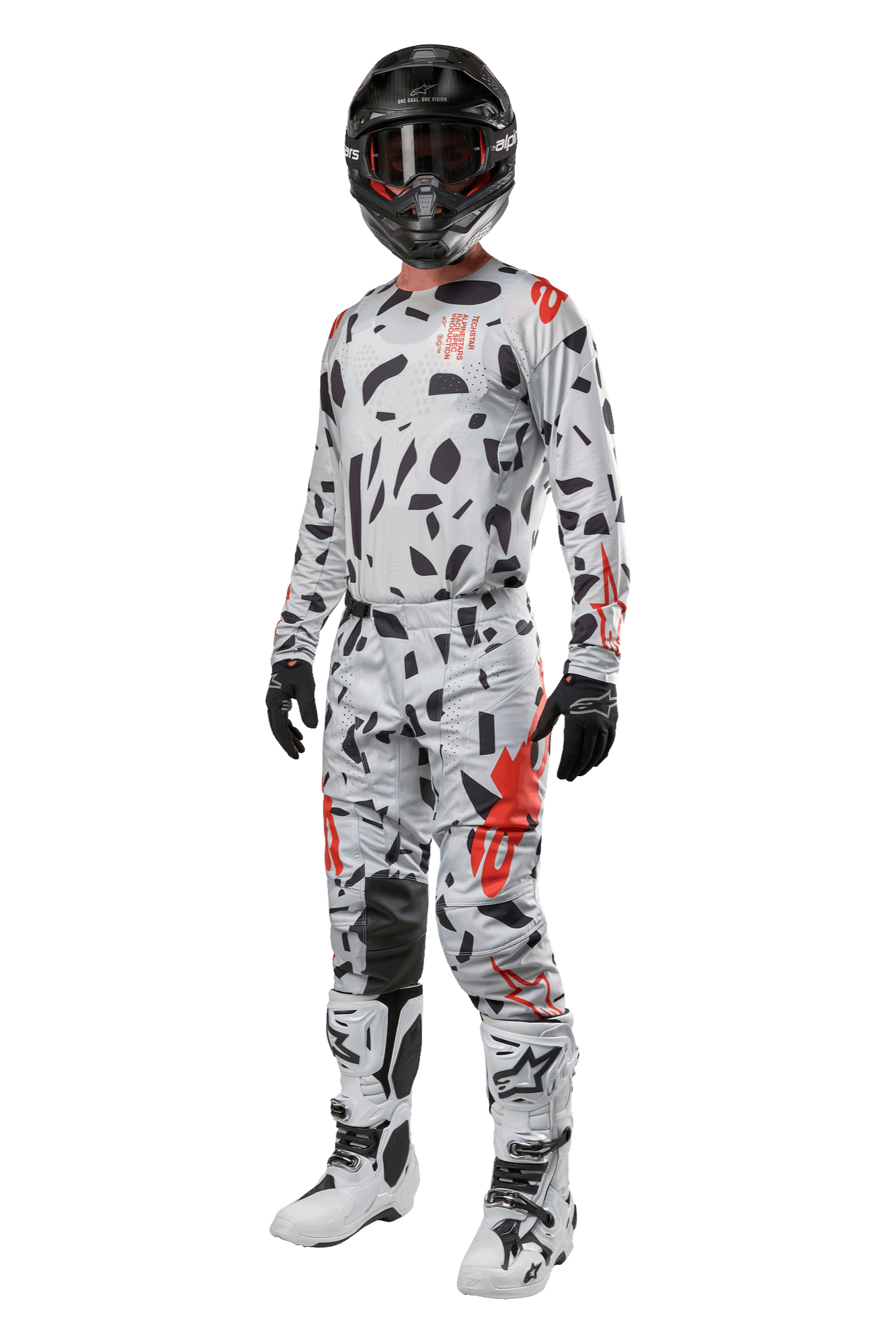 Alpinestars Techstar Rantera Pants 2024, spodnie motocrossowe, Haze Gray Camo, noszone z dopasowaną bluzą, czarnym kaskiem oraz biało-czarnymi butami, z czarnymi abstrakcyjnymi wzorami i czerwonymi akcentami, kompletny strój wyścigowy off-road