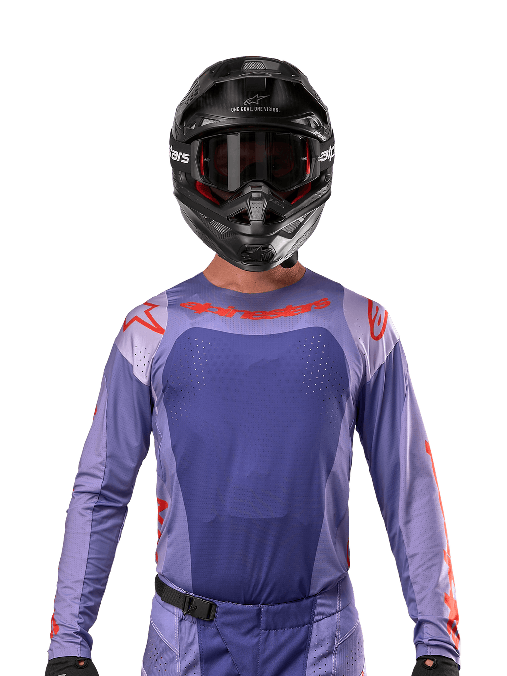 Koszulka Alpinestars 2024 Techstar Ocuri, fioletowa i jaskrawopomarańczowa, noszona przez motocyklistę w czarnym kasku i goglach, laserowo wycinane perforacje na klatce piersiowej, atletyczny krój wyścigowy, wyrazisty czerwony branding na ramionach i klatce piersiowej.
