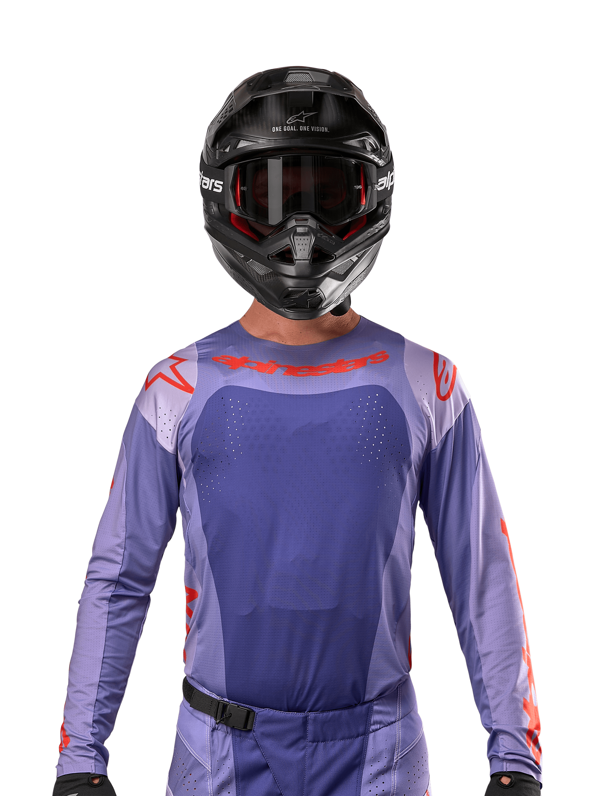 Koszulka Alpinestars 2024 Techstar Ocuri, fioletowa i jaskrawopomarańczowa, noszona przez motocyklistę w czarnym kasku i goglach, laserowo wycinane perforacje na klatce piersiowej, atletyczny krój wyścigowy, wyrazisty czerwony branding na ramionach i klatce piersiowej.
