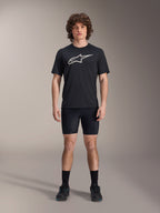 Alpinestars A-Dura Liner Shorts, czarne rowerowe spodenki wewnętrzne, model w czarnej koszulce z logo Alpinestars i czarnych butach rowerowych, dopasowany krój dla wydajności MTB i komfortu w siodle