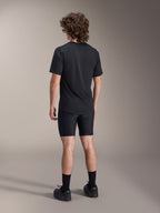 Alpinestars A-Dura Liner Shorts, czarne rowerowe spodenki wewnętrzne, widok z tyłu na modelu, dopasowany elastyczny materiał z widocznymi szwami wkładki chamois, zestawione z czarnym t-shirtem i butami rowerowymi, odzież do kolarstwa górskiego