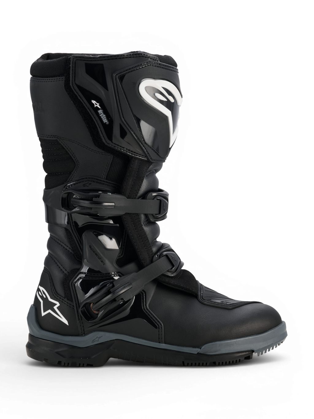Alpinestars Corozal V2 Adventure Drystar®, czarne buty motocyklowe adventure z panelami ochronnymi piszczeli i kostki, regulowanymi klamrami, teksturowaną nakładką na dźwignię zmiany biegów i podeszwą terenową.