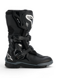 Alpinestars Corozal V2 Adventure Drystar®, czarne buty motocyklowe adventure z panelami ochronnymi piszczeli i kostki, regulowanymi klamrami, teksturowaną nakładką na dźwignię zmiany biegów i podeszwą terenową.