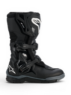 Alpinestars Corozal V2 Adventure Drystar®, czarne buty motocyklowe adventure z panelami ochronnymi piszczeli i kostki, regulowanymi klamrami, teksturowaną nakładką na dźwignię zmiany biegów i podeszwą terenową.