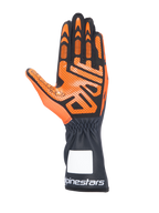 Rękawice kartingowe Alpinestars Tech-1 K V3, czarno-pomarańczowe, widok od strony dłoni pokazujący szczegółowy silikonowy wzór przyczepności, długi mankiet z białym logo Alpinestars, ergonomiczna konstrukcja do wyścigów gokartowych