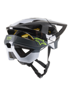 Alpinestars Vector Tech Pilot Helmet CE, kask rowerowy MTB, czarny, biały i chłodny szary błyszczący, widok z tyłu pod kątem trzech czwartych z limonkowym logo gwiazdy i ASTARS, 19 otworów wentylacyjnych, aerodynamiczny design z regulowanym daszkiem i paskiem podbródkowym