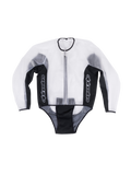 Alpinestars Racing Rain Jacket, wodoodporna przezroczysta kurtka motocyklowa, przezroczysta i czarna, białe pionowe logo na bocznych panelach, zapięcie na suwak z przodu, profilowany design dopasowany do kombinezonów skórzanych, funkcjonalna odzież torowa na deszczowe warunki