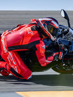 Alpinestars GP Plus V4 Sprint 1PC, skórzany kombinezon wyścigowy, czerwony i biały, Tech-Air® Ready, motocyklista na torze.