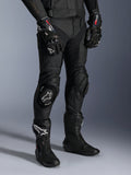 Alpinestars Missile V3 Leather Pants, czarne motocyklowe spodnie wyścigowe, noszone z pasującymi rękawicami GP Pro i technicznymi butami wyścigowymi, konstrukcja ze skóry premium ze sliderami kolan z białym logo, profesjonalna estetyka wyścigowa do użytku na torze i drodze