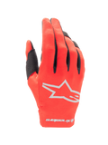 Alpinestars Radar Gloves 2025, rękawice motocrossowe, kolor Mars Red i srebrny, widok grzbietu dłoni ze srebrnym logo gwiazdy, czarne akcenty na palcach i elastyczny materiał stretch do wyścigów terenowych