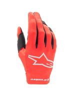 Alpinestars Radar Gloves 2025, rękawice motocrossowe, kolor Mars Red i srebrny, widok grzbietu dłoni ze srebrnym logo gwiazdy, czarne akcenty na palcach i elastyczny materiał stretch do wyścigów terenowych