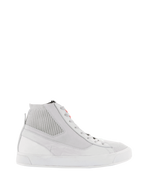 Alpinestars Stated Shoes, miejskie buty motocyklowe, białe i jasnoszare, wysokie sneakersy z żebrowanym dzianinowym kołnierzem kostki, cholewka z nubuku i płótna, biała wulkanizowana gumowa podeszwa, minimalistyczny design retro z czerwonym logo na języku