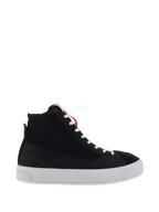 Alpinestars Stella Stated Podium Shoes, damskie wysokie sneakersy motocyklowe, czarno-białe, żebrowana tekstura przy kostce, białe sznurowadła, gruba biała wulkanizowana podeszwa, czerwona pętla na pięcie, nowoczesny miejski design z wytłoczonym wzorem z boku