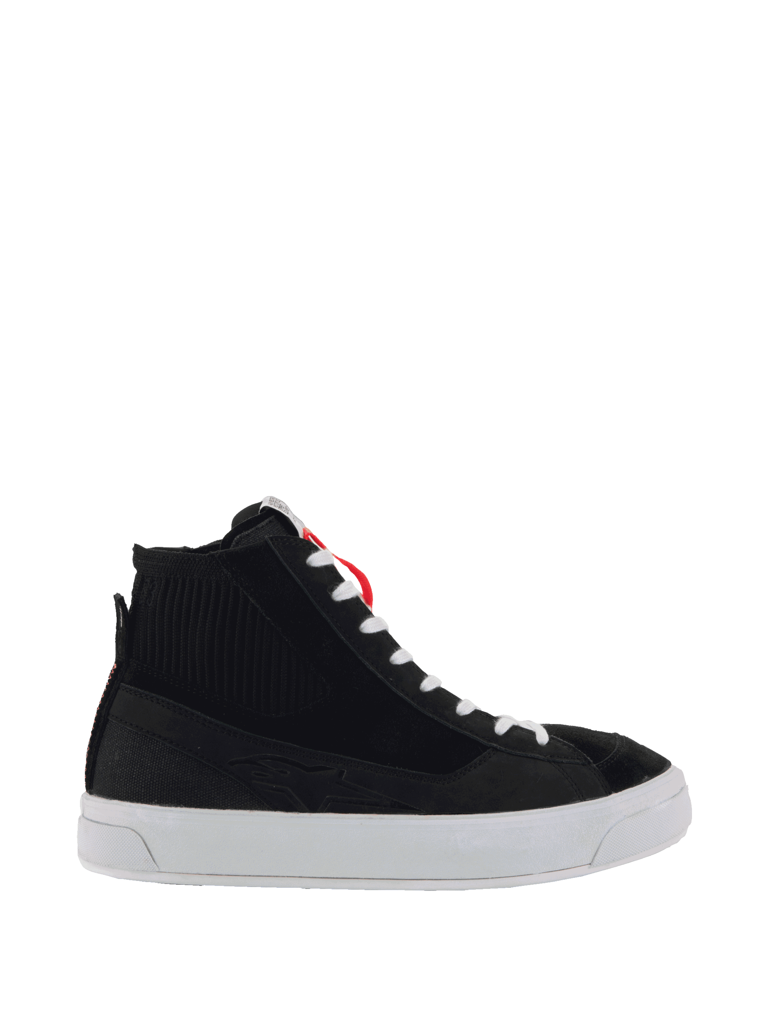 Alpinestars Stella Stated Podium Shoes, damskie wysokie sneakersy motocyklowe, czarno-białe, żebrowana tekstura przy kostce, białe sznurowadła, gruba biała wulkanizowana podeszwa, czerwona pętla na pięcie, nowoczesny miejski design z wytłoczonym wzorem z boku
