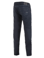 Alpinestars Copper Out V2 Riding Denim, motocyklowe spodnie jeansowe, Rinse Plus Blue, widok z tyłu pokazujący regularny prosty krój, skórzana naszywka na pasku, ciemny denim do miejskiej jazdy szosowej