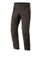 Alpinestars AST-1 V2 Waterproof Pants Long, czarne motocyklowe spodnie turystyczne, kieszenie na zamek, regulowany pas, wzmocnione kolana, szare logo na goleniu, wytrzymała konstrukcja tekstylna