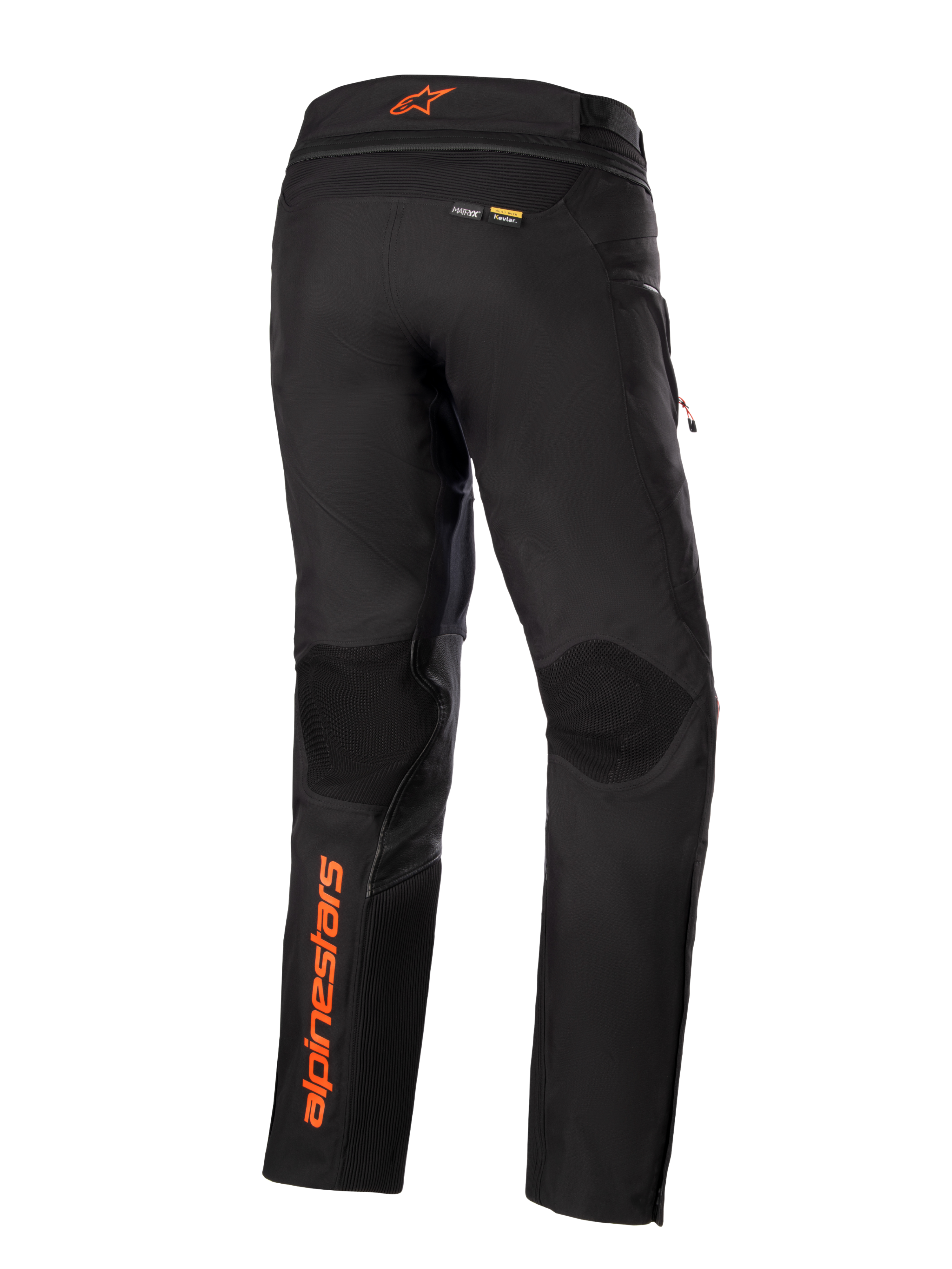 Spodnie Alpinestars AMT-10R Drystar® XF, czarne z pomarańczowymi akcentami, widok z tyłu ukazujący pionowe pomarańczowe logo Alpinestars na lewej nogawce, teksturowane panele na kolanach oraz branding Kevlar i Matryx, techniczne motocyklowe spodnie adventure touring