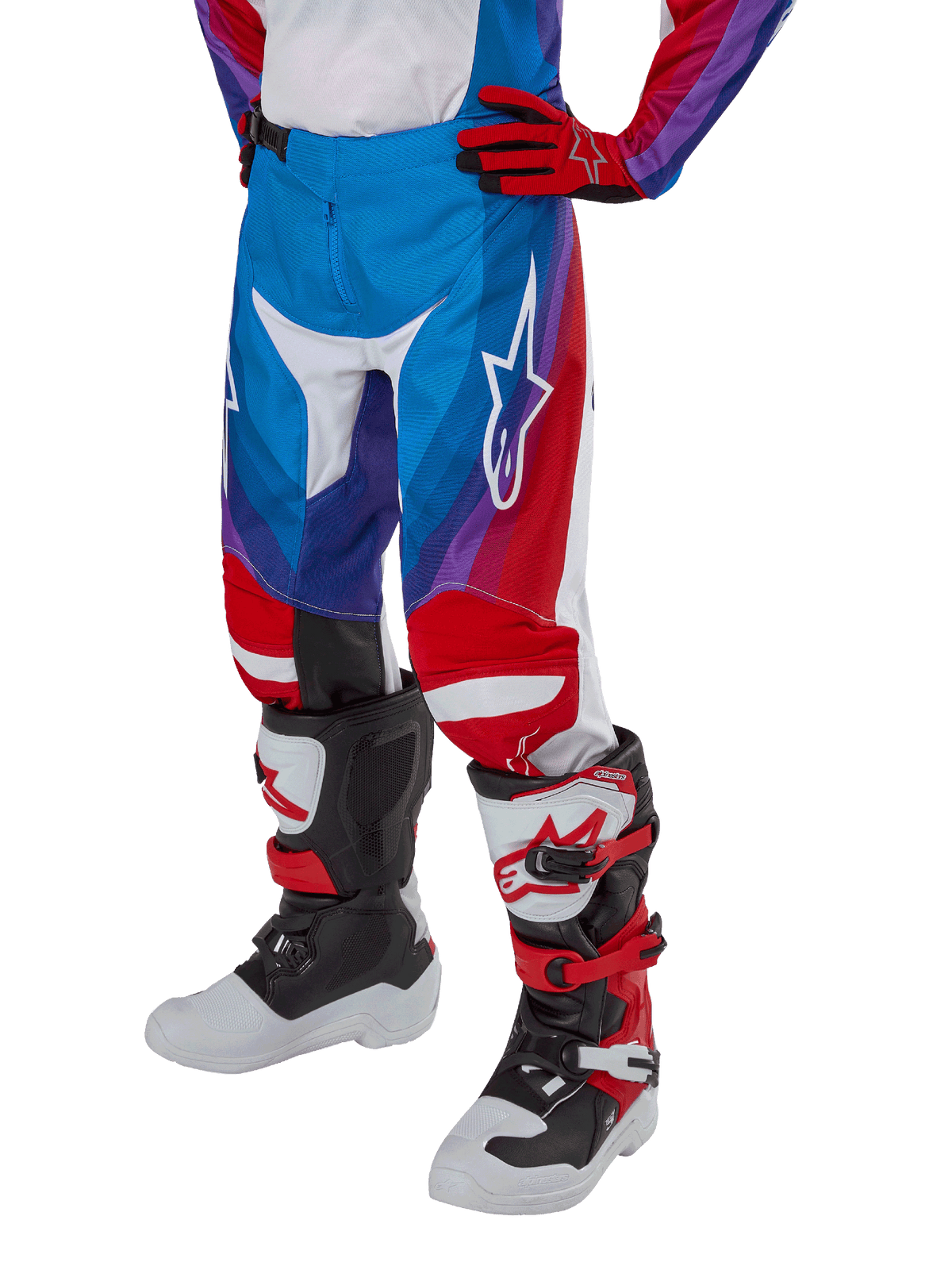 Alpinestars Youth 2024 Racer Pneuma Pants, spodnie motocrossowe, niebieskie, czerwone i białe, noszone z pasującymi rękawicami i butami, z białym logo gwiazdy na udzie, sportowy design do jazdy terenowej