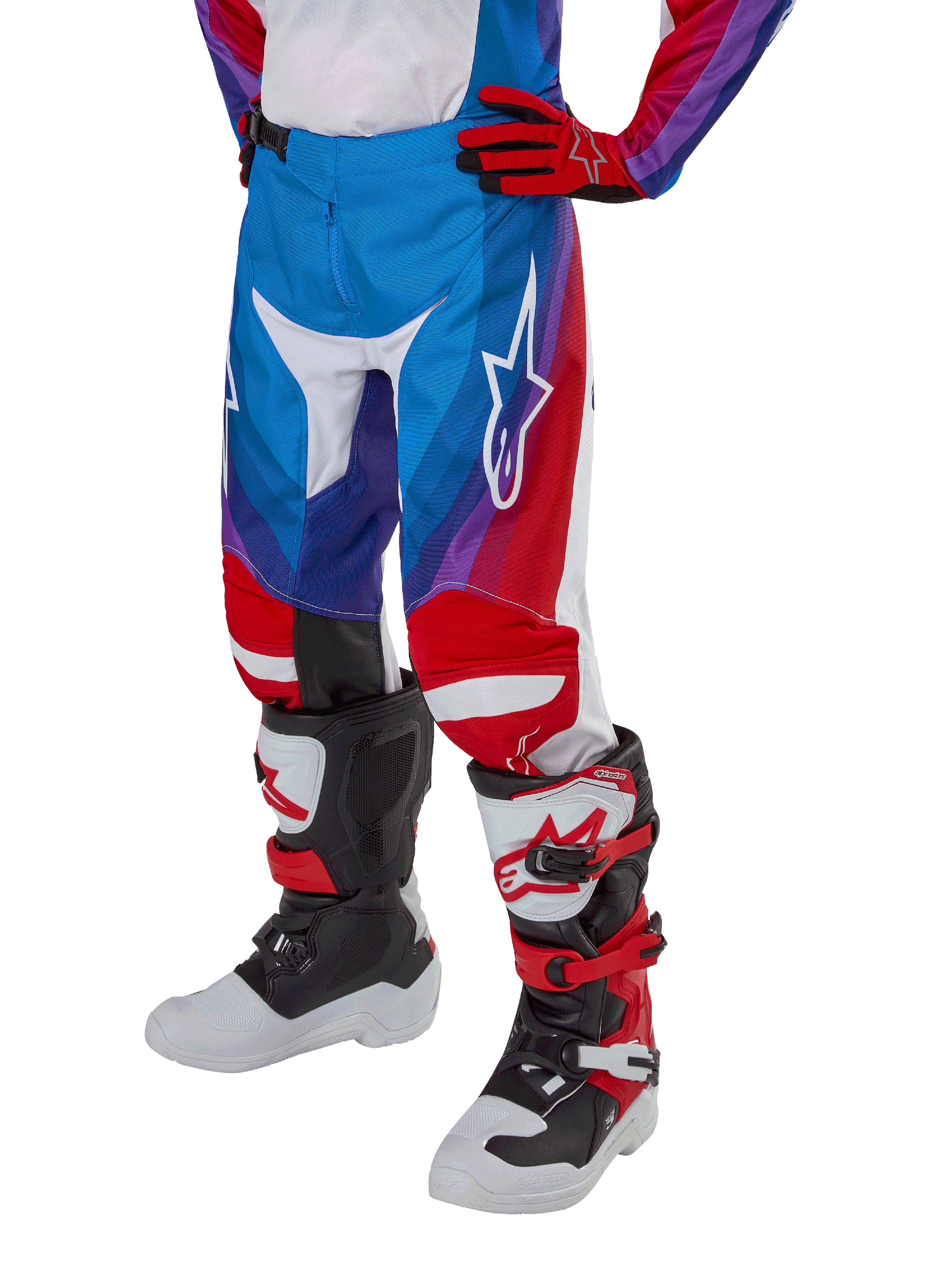 Alpinestars Youth 2024 Racer Pneuma Pants, spodnie motocrossowe, niebieskie, czerwone i białe, noszone z pasującymi rękawicami i butami, z białym logo gwiazdy na udzie, sportowy design do jazdy terenowej