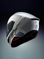 Alpinestars A-Connect system komunikacji zainstalowany na kasku motocyklowym Alpinestars S-R7, biały i czarny, z interkomem Mesh 3.0, Bluetooth 5.3 i aktywną niebieską diodą LED