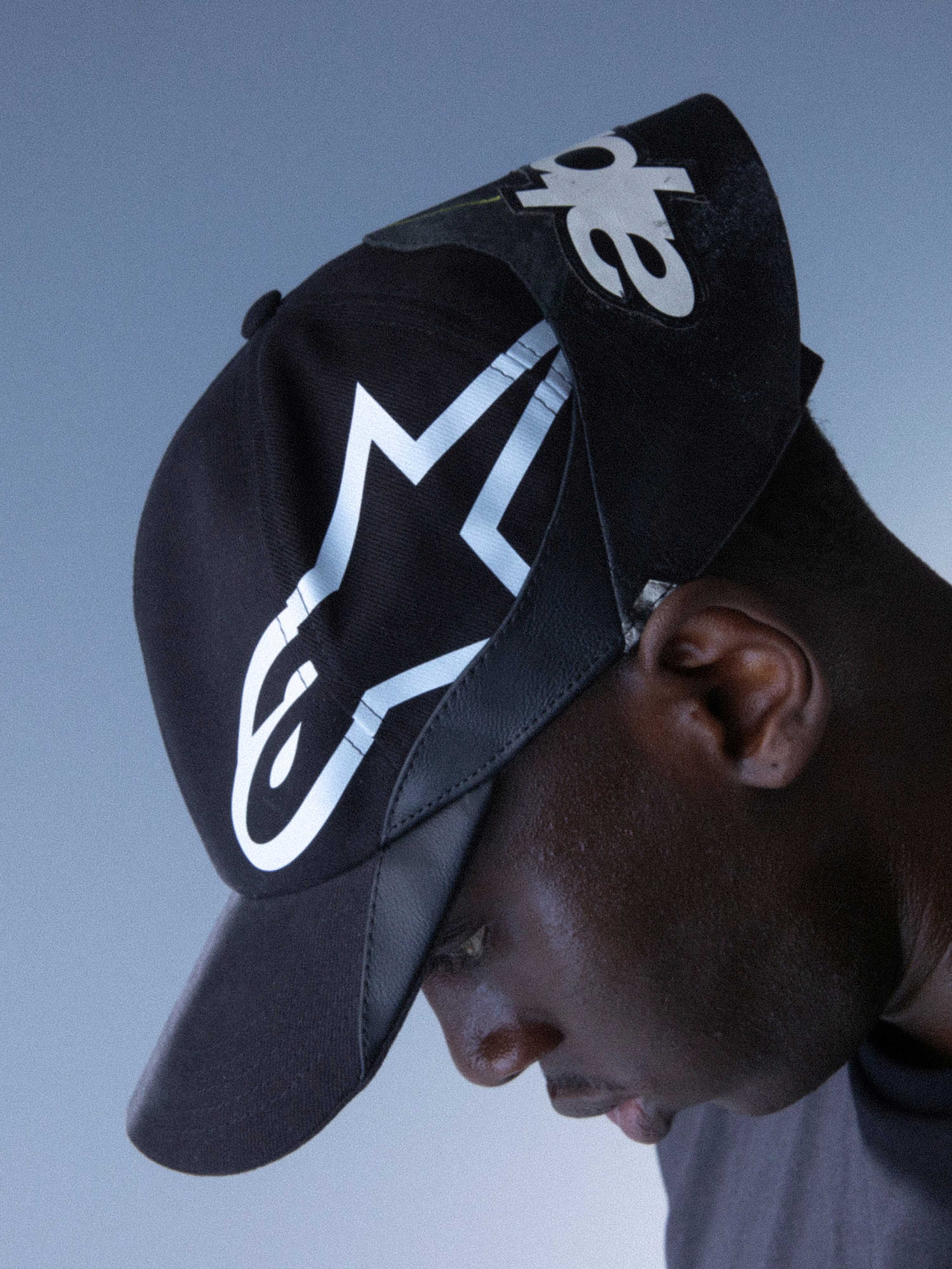 Alpinestars RSRV Resurgence Hat, czarna czapka z zakrzywionym daszkiem, białe logo, premium streetwear, unisex