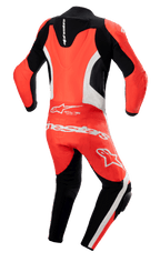 Alpinestars GP Force Lurv 1-Piece Leather Suit, czerwony fluo, biały i czarny, widok z tyłu z aerodynamicznym garbem, białe perforowane panele skórzane, wyraźne białe logo Alpinestars na dolnej części pleców, profesjonalny wyścigowy kombinezon motocyklowy z elastycznymi panelami akordeonowymi