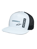 Alpinestars Alter Trucker Hat, biało-czarna, wzmocniona biała korona i płaski daszek, czarne panele z siateczki z tyłu, pionowe logo „astars” i odblaskowy nadruk, codzienne nakrycie głowy inspirowane motorsportem
