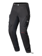 Alpinestars Actea Women's Pants, czarne spodnie motocyklowe, techniczny design szosowy z bocznymi kieszeniami cargo i białym logo A-star, czerwone logo MO.ST.EQ na kolanie, zintegrowany pasek w talii, nowoczesny zwężany krój.