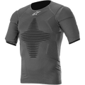 Alpinestars Roost Base Layer Top, antracytowo-czarna koszulka techniczna z krótkim rękawem, teksturowany prążkowany materiał z czarnym wzorem geometrycznym, dopasowany sportowy krój do motocrossu i jazdy off-road