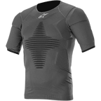 Alpinestars Roost Base Layer Top, antracytowo-czarna koszulka techniczna z krótkim rękawem, teksturowany prążkowany materiał z czarnym wzorem geometrycznym, dopasowany sportowy krój do motocrossu i jazdy off-road